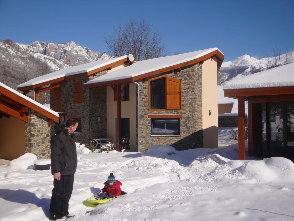 Les Granges De Leo Aston Exterior foto
